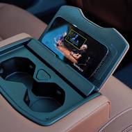 Držák na telefon či tablet nabízí středová opěrka…