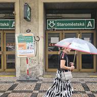 Stanice metra Staroměstská je uzavřena do odvolání, hlásají po Praze nejenom cedule. 