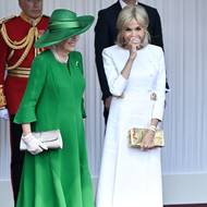 Obě dámy se velmi dobře bavily a stejně tak u toho dobře vypadaly. Camilla zvolila elegantní zelené šaty s kloboukem doplněné výrazným vrstveným perlovým náhrdelníkem, rukavičkami a stříbrným psaníčkem, zatímco Brigitte vsadila na decentní bílé šaty se zlatým psaníčkem.