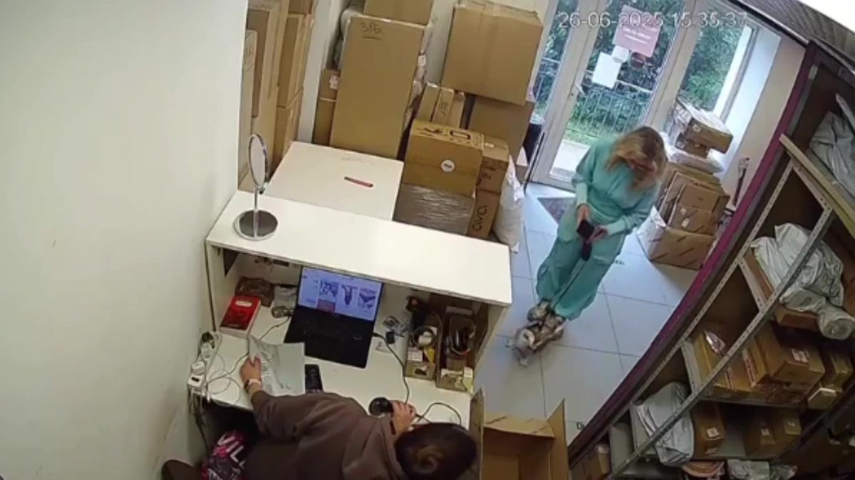 Zákaznice v Petrohradu přišla do obchodu s rackem na vodítku