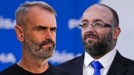 Stačilo! ve strachu z volebního propadu láká Šlachtu. Ten se Sterzikovi vysmál
