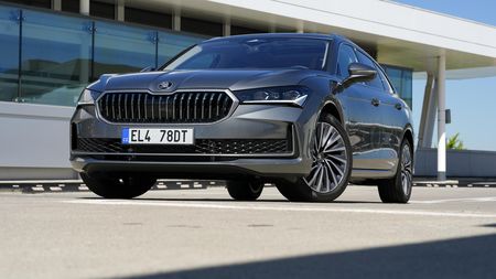 Superby pro všechny. Za luxusní vozidla plynou z veřejných peněz miliony