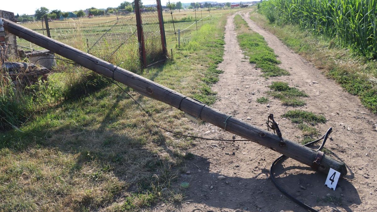 Opilý kombajnér strhl na Brněnsku elektrické dráty