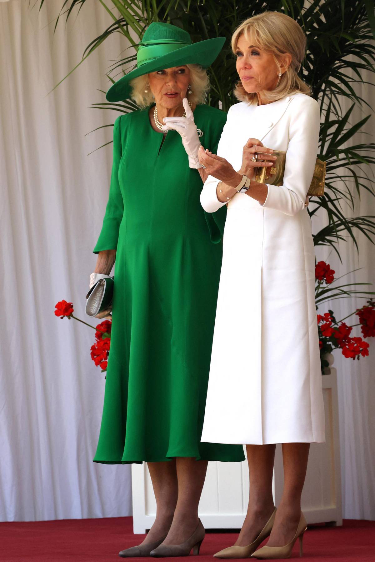 Brigitte Macronová s královnou Camillou během uvítacího ceremoniálu ve Windsoru