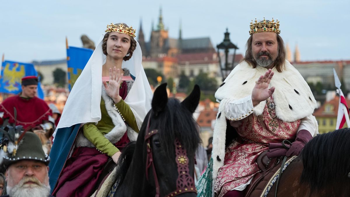 FOTO: Pražské probuzení v pět ráno. Karlův most za svítání ovládl císař Karel IV. s průvodem