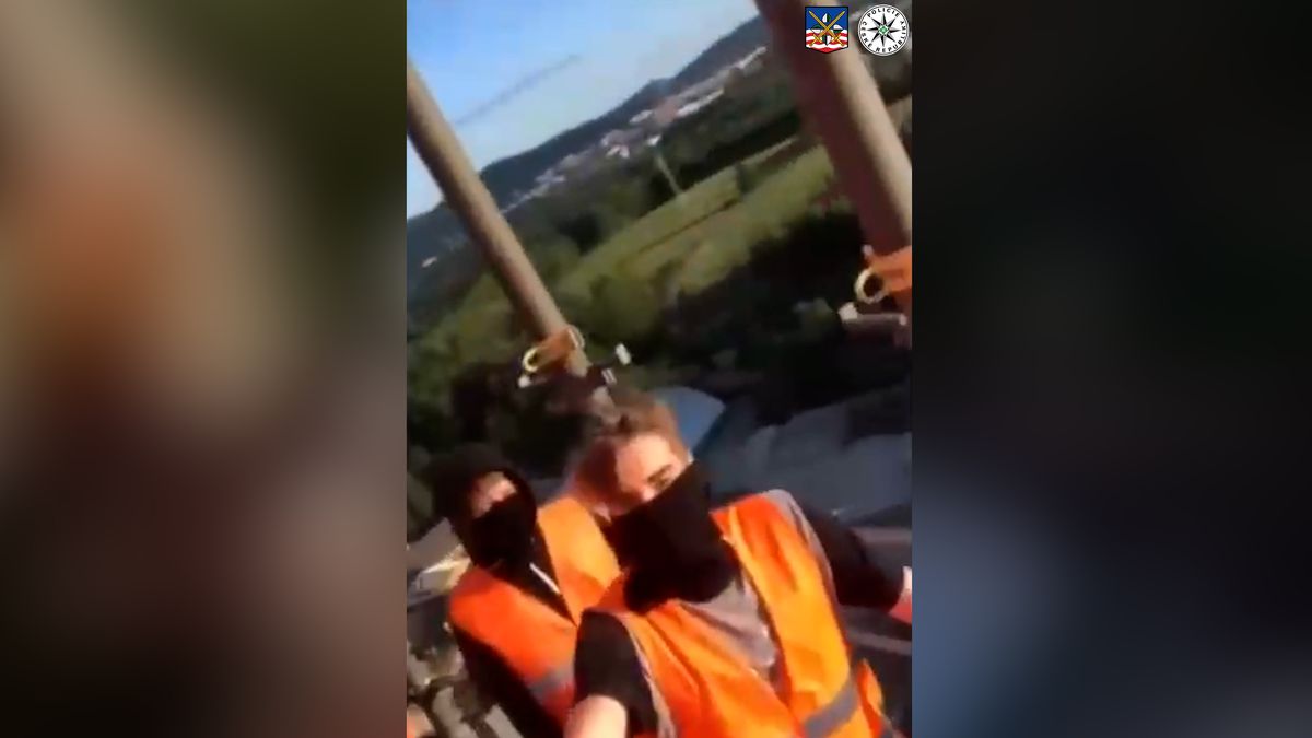 Policie pátrá po mladících, kteří na Karlovarsku vylezli na komín a video dali na internet