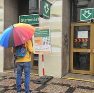 Stanice metra Staroměstská je uzavřena do odvolání, hlásají po Praze nejenom cedule. 