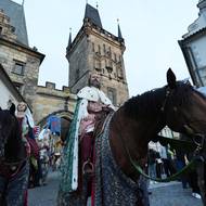 Průvod šel od Malostranských mosteckých věží přes Karlův most na Křižovnické náměstí.