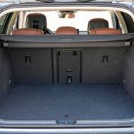 Plug-in hybrid má menší kapacitu zavazadelníku kvůli bateriím pod podlahou. Přišel totiž o dvojité dno…