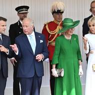 Prezident Emanuel Macron zvolil první den návštěvy tmavě modrý oblek s tmavou kravatou, král Karel III. měl tmavě modrý oblek o odstín světlejší doladěný blankytně modrou kravatou i kapesníčkem v klopě.