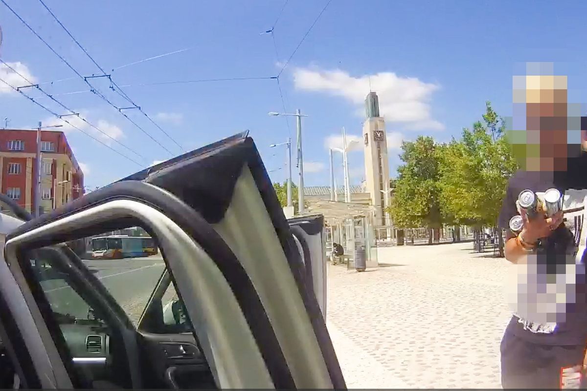 Turista z Chomutova popíjel v Hradci Králové pivo a střílel po kolemjdoucích kuličkovkou