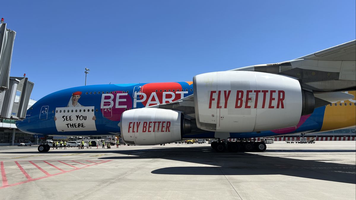 Airbus A380 aerolinek Emirates přiletěl do Prahy se speciální livrejí