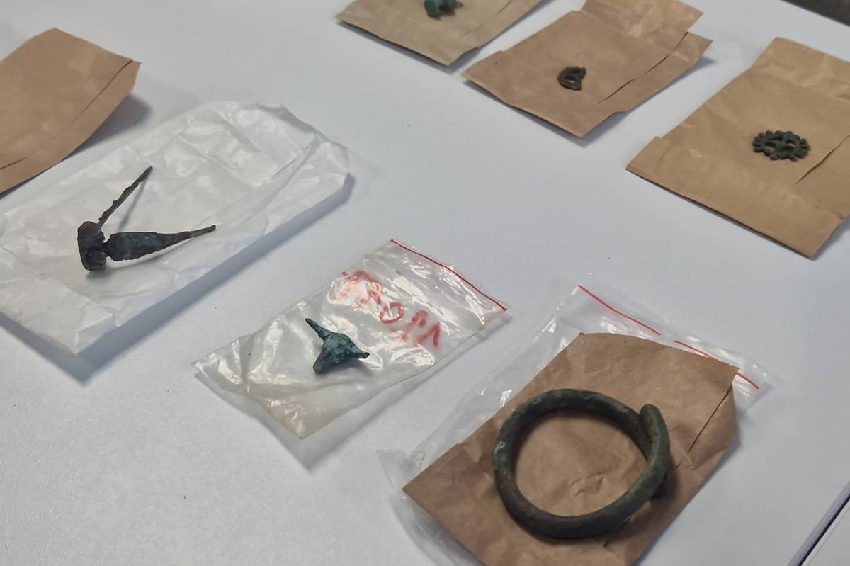 Mezi nálezy nechyběly různé šperky, úlomky zrcadel nebo doklady o práci s jantarem.