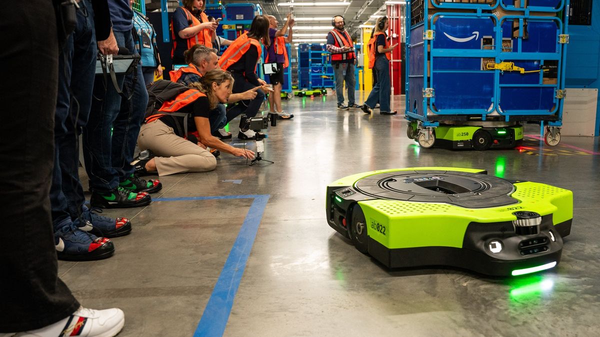 Je jich přes milion. Amazon má ve skladech skoro tolik robotů jako lidí