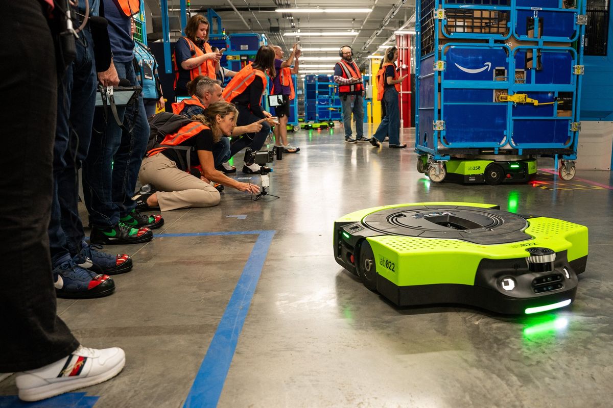 Je jich přes milion. Amazon má ve skladech skoro tolik robotů jako lidí