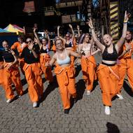 O zahájení Beats for Love se postarala taneční skupina, která provedla návštěvníky areálem. 