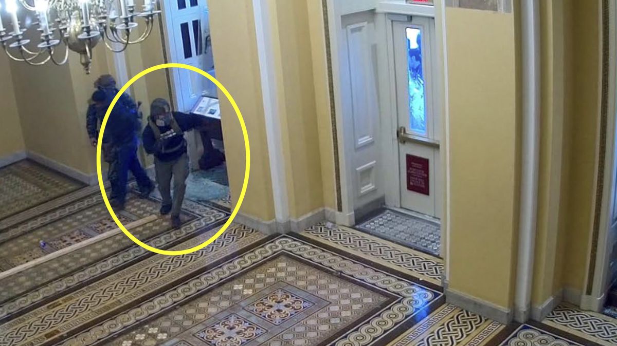 Američan plánoval vraždy vyšetřovatelů útoku na Kapitol. Dostal doživotí