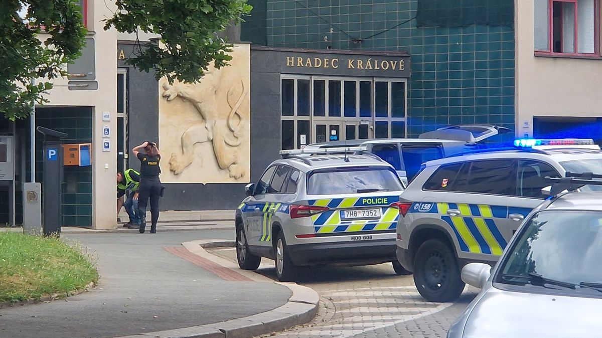 Žena chtěla kolegovi na hradeckém magistrátu ukázat granát. Policie část budovy evakuovala