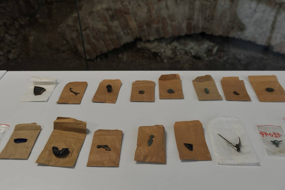 Archeologové naplnili nálezy 22 tisíc sáčků, které uložili do 180 banánových beden.