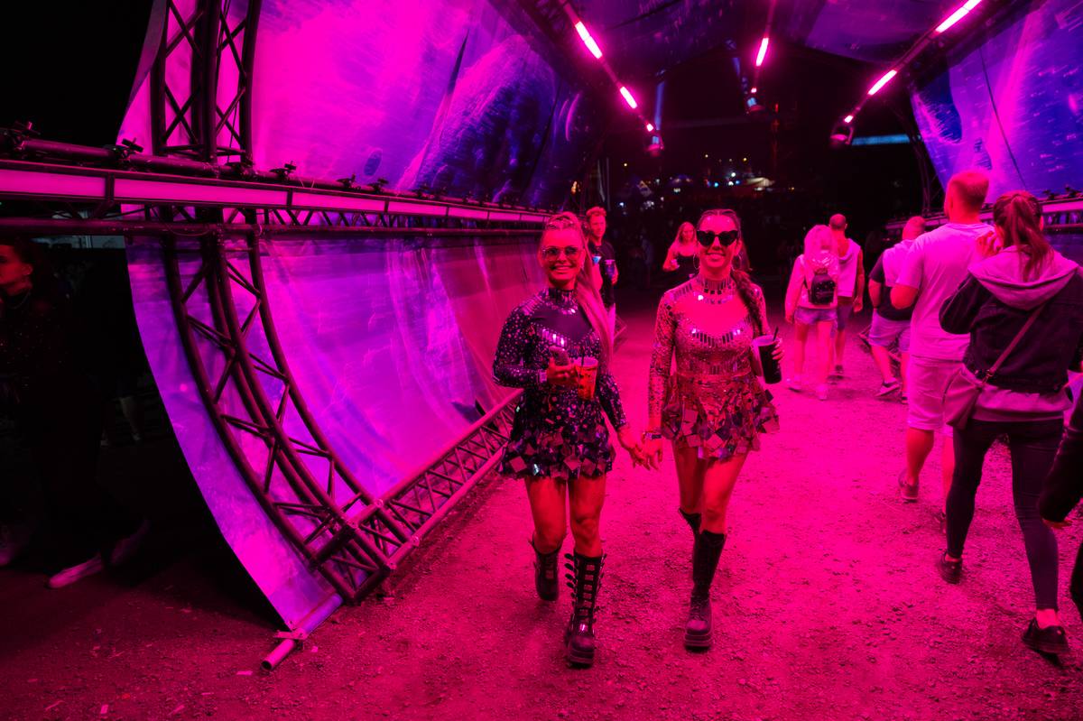 Přechody mezi jednotlivými scénami jsou plné vizuálních zážitků.