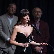 Herečka Dakota Johnson převzala 6. července 2025 na 59. mezinárodním filmovém festivalu v Karlových Varech Cenu prezidenta festivalu a uvedla svůj film Dokonala shoda. V pozadí stojí výkonný ředitel MFF KV Kryštof Mucha a umělecký ředitel Karel Och.