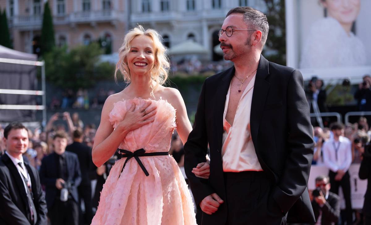 Jana Plodková a návrhář kostýmů Marek Cpin na slavnostním zahájení filmového festivalu v Karlových Varech.