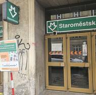Stanice metra Staroměstská je uzavřena do odvolání, hlásají po Praze nejenom cedule. 
