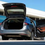 Kombi samozřejmě vyniká velkorysým kufrem, jehož víko je ve vyšších stupních výbavy elektricky ovládané. I „virtuální pedál“ neboli funkce kopnutí pod nárazník pro bezdotykové otevření funguje tentokrát velmi spolehlivě. Jen nás otravuje, že kromě zavření víka nejde celé auto rovnou zamknout, jako to umí třeba Audi. S plnýma rukama se proto musíte vydat buď ke klice, nebo sáhnout po klíčku. Pokud si tedy neaktivujete funkci zamykání při oddálení se od vozu.