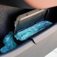 Nejsme si jisti odpadkovým košem ve spolujezdcových dveřích. Na první pohled skvělé řešení v realitě příliš nevyužíváme. V autě totiž vznikají častěji odpadky větších rozměrů, třeba plastové lahve.