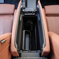 Rozměrná středová opěrka má i odkládací prostor na drobnosti, praktické je i otevírání na dvě části.