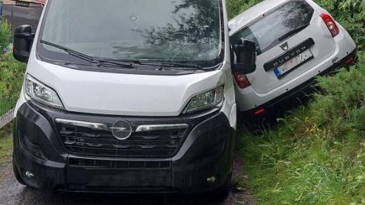 Na úzké cestě u Jihlavy se potkala dodávka s autem. Ani jeden řidič neuhnul