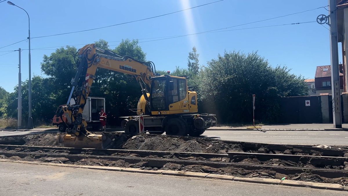 Další pražská tepna zavřená. Z rozkopané Karlovarské musely zmizet i tramvaje