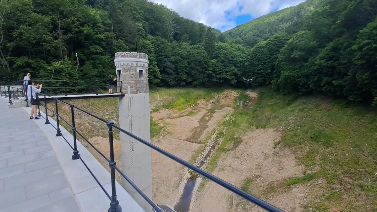 V opravené přehradě Jezeří v Krušných horách zatím není voda. Zaplní se, až naprší