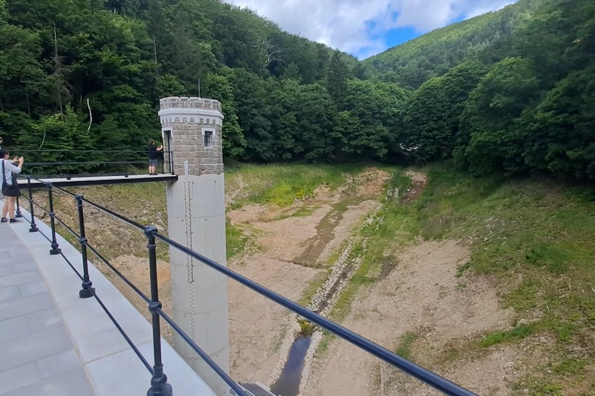 V opravené přehradě Jezeří v Krušných horách zatím není voda. Zaplní se, až naprší