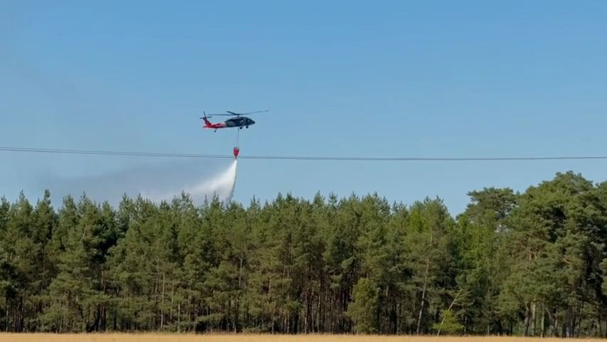 Na Litoměřicku hoří les plný nevybuchlé munice. Hasiči používají obrněné cisterny
