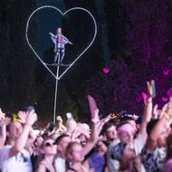 Na hlavami publiku se i ve čtvrtek večer vznášeli artisté.