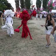 Areálem i ve čtvrtek procházeli performeři.