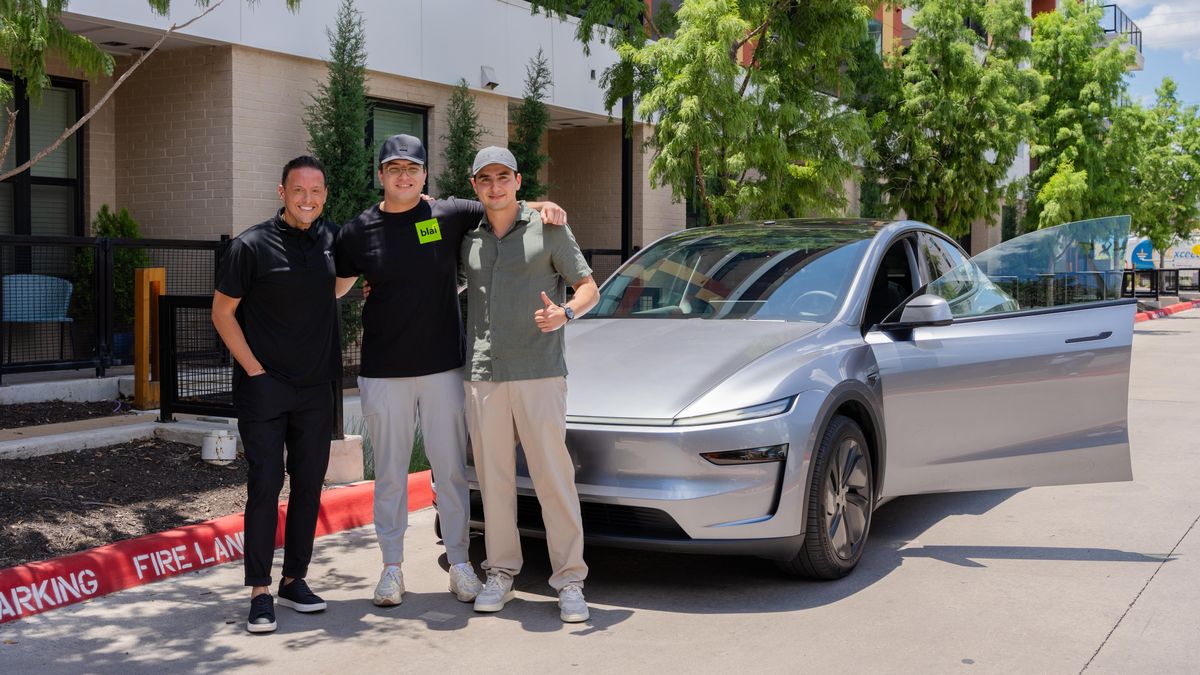 Z továrny rovnou k zákazníkovi. Tesla doručila první vůz bez řidiče