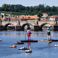 U Karlova mostu se na Vltavě momentálně pohupuje reklama na seriál Hra na oliheň.