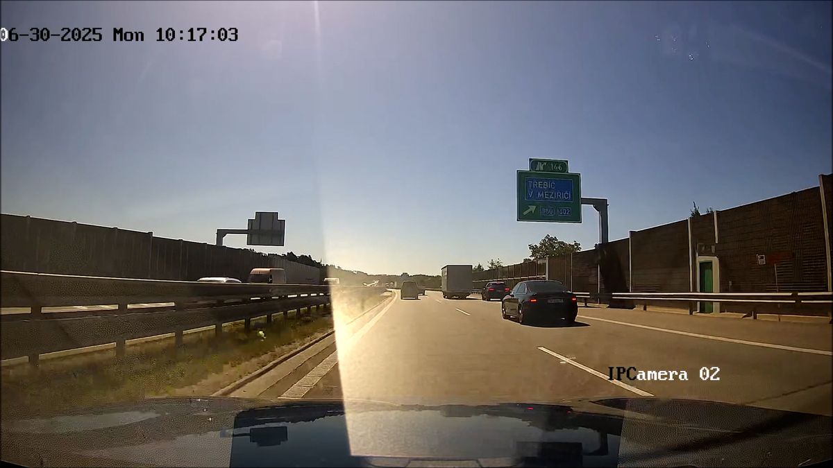 Řidič audi se 14 záznamy vybržďoval auta na D1. Natočila ho policejní kamera