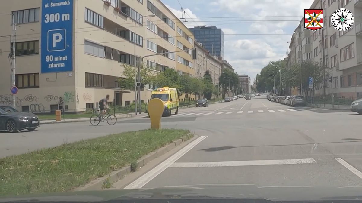 Cyklista bez helmy a se sluchátky v uších vjel v Brně do cesty houkající sanitce, zachytila to kamera