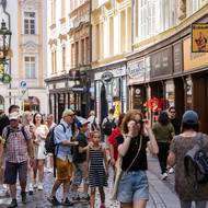 Královskou cestou proudí během celého dne davy turistů.