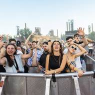 Lidé se na Beats for Love dobře baví. 