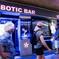 Robotický a ledový bar u Karlova mostu