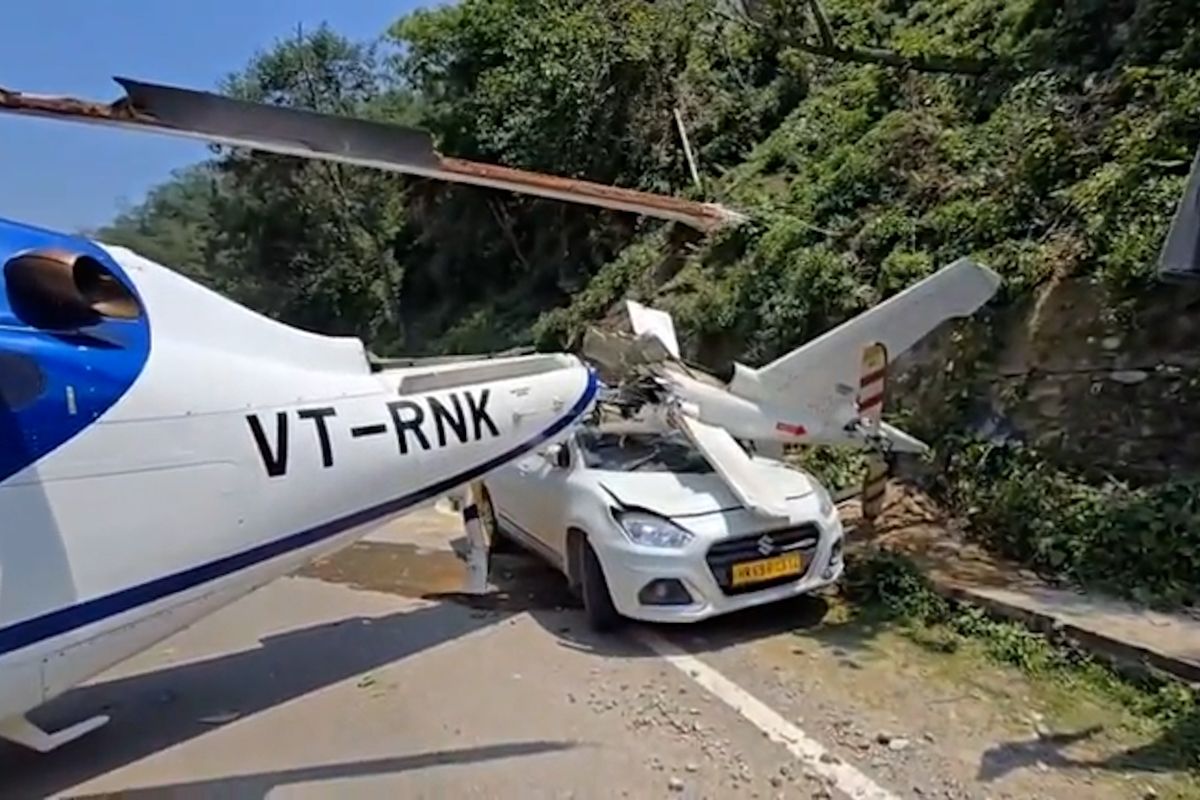Vrtulník při nouzovém přistání na dálnici v Indii narazil do auta