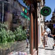 Mostecká ulice a nabídka konopí