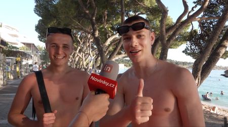Češi v Chorvatsku: Pláže narvané, holek málo, moře nejlepší