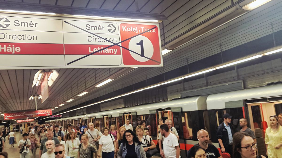 Už zase. Část metra C stojí kvůli výměně stovek dřevěných pražců. Cestující musí autobusy
