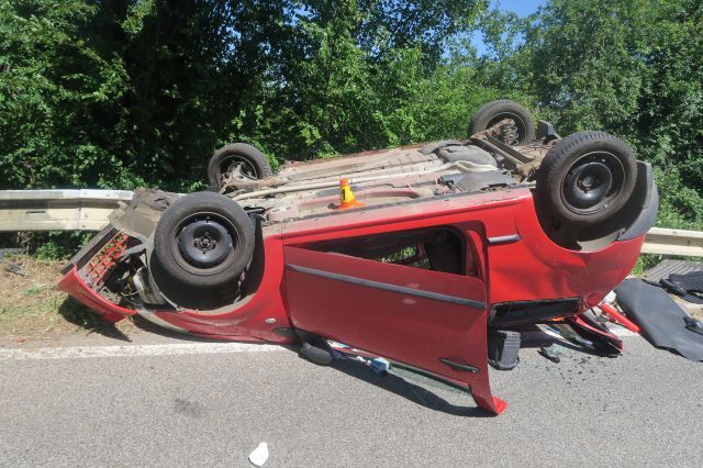 Řidiči na Prostějovsku se za jízdy ulomil čep u kola. Auto skončilo na střeše