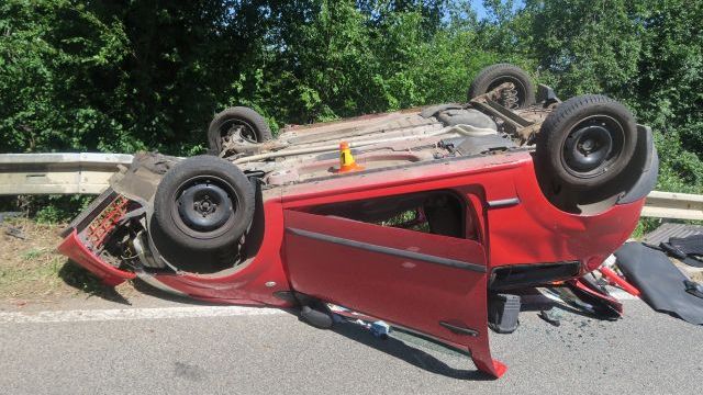 Řidiči na Prostějovsku se za jízdy ulomil čep u kola. Auto skončilo na střeše